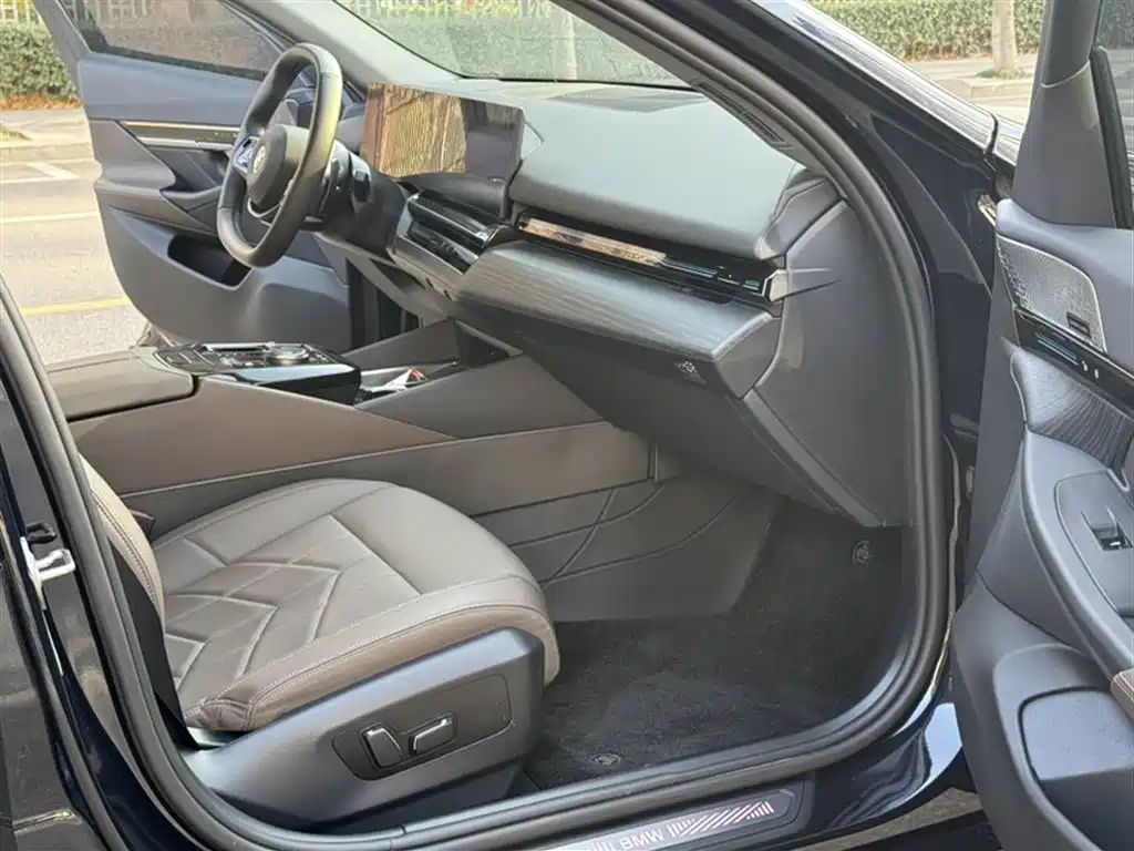 BMW 5 Series 2024 525Li Luxury Package фото 18