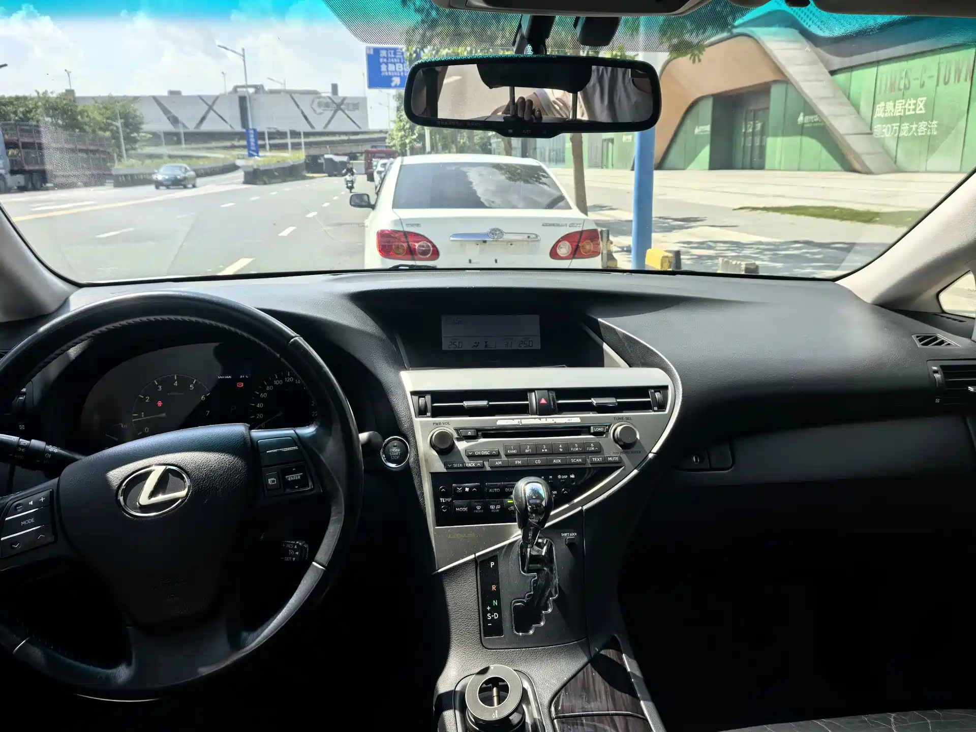 Photo 11 - Lexus RX Classic