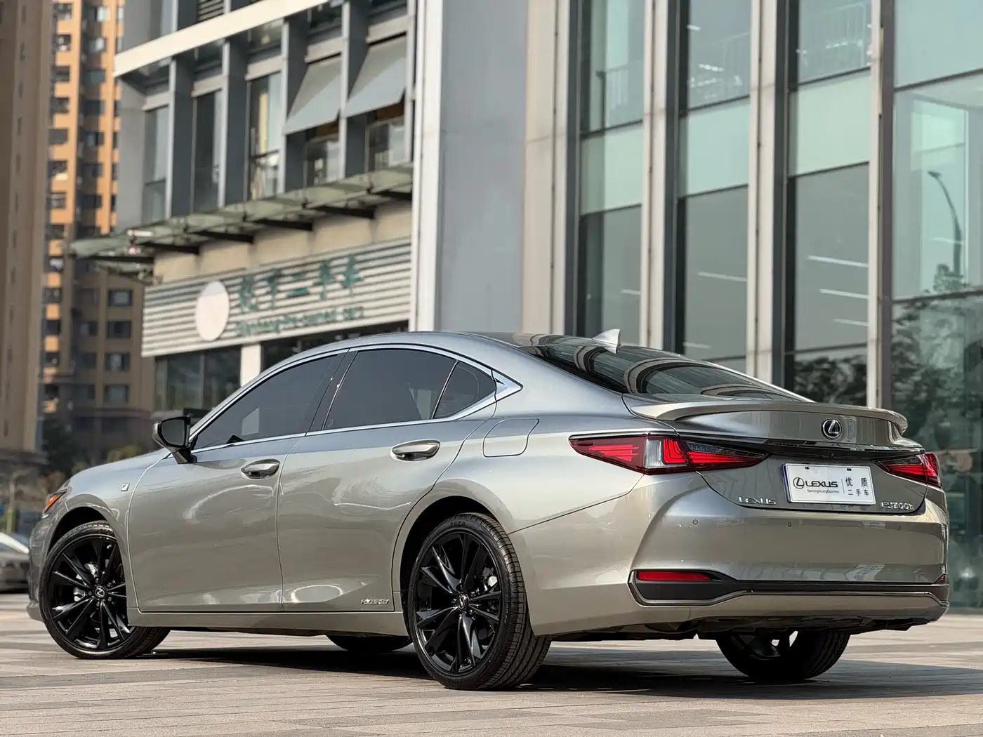 Lexus ES 2021 300h F SPORT фото 4