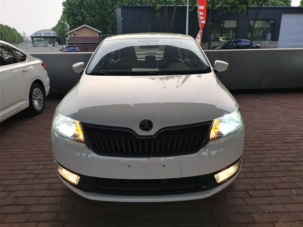 Škoda Rapid 2016 1.6L Manual Pioneer Edition фото 3