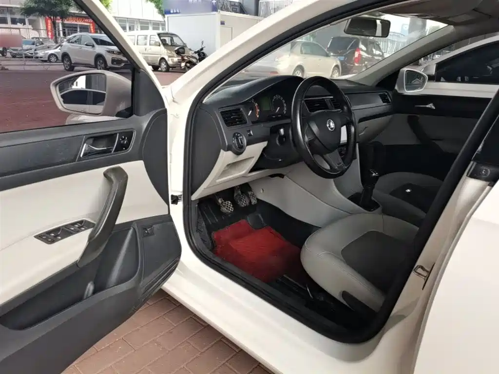 Škoda Rapid 2016 1.6L Manual Pioneer Edition фото 16