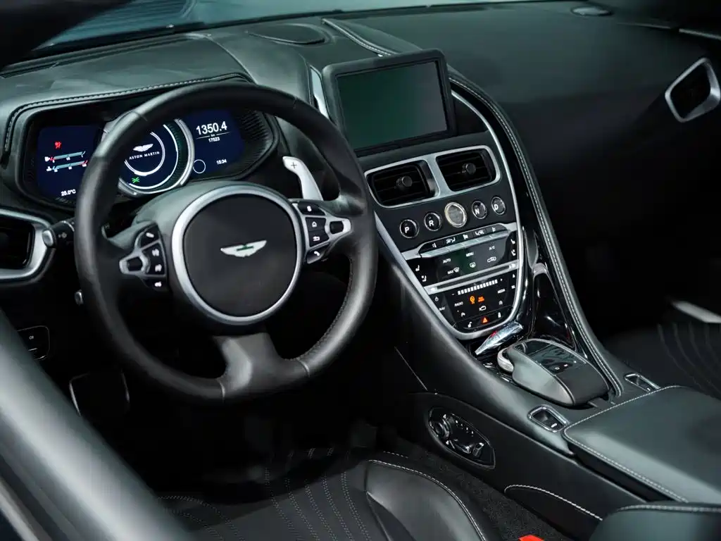 Фото 43 - Aston Martin DB11