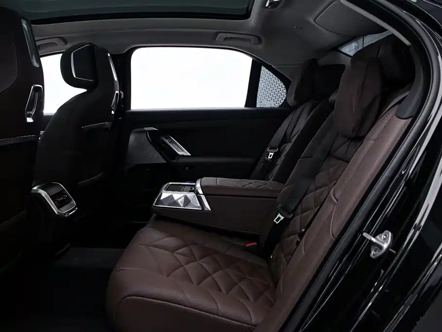 BMW 7 Series 2026 740Li Leading M Sport Package фото 14