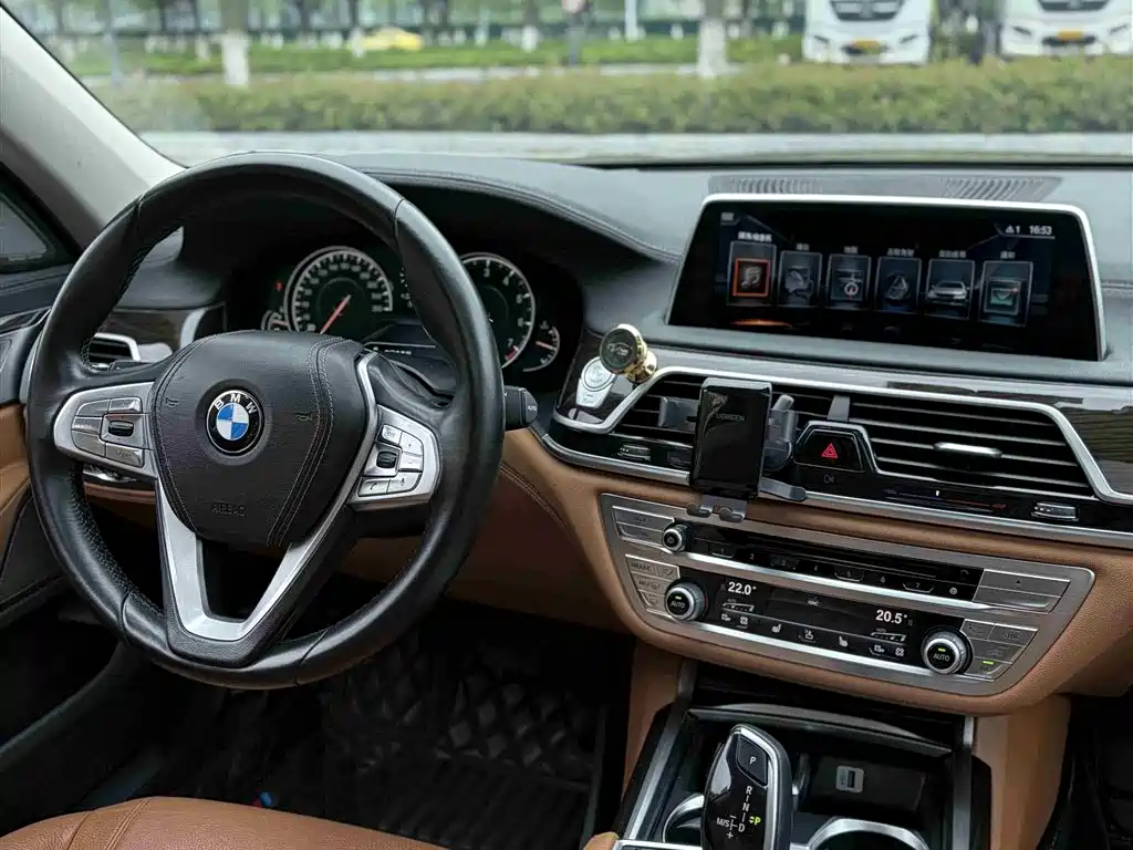 BMW 7 Series 2016 730Li Leading фото 16