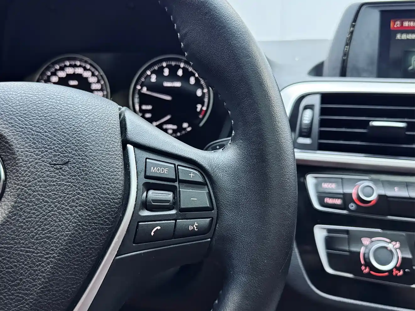 BMW 1 Series (Import) 2018 118i Leading фото 6