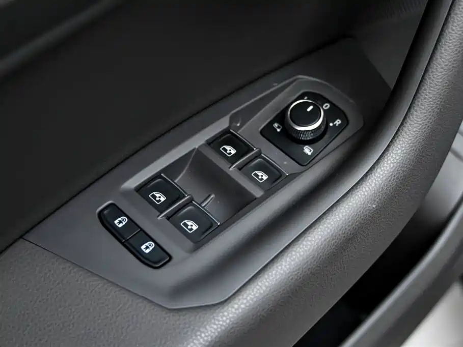 Volkswagen Touareg 2023 3.0TSI R-Line Classic Sports Package фото 23