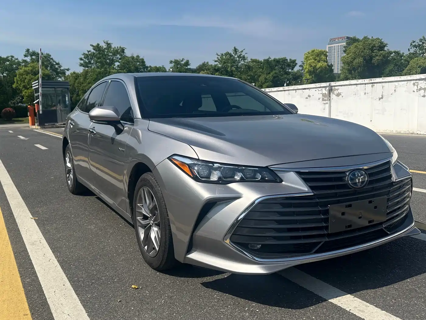 Toyota Avalon 2019 Hybrid 2.5L Luxury Edition China V фото 3