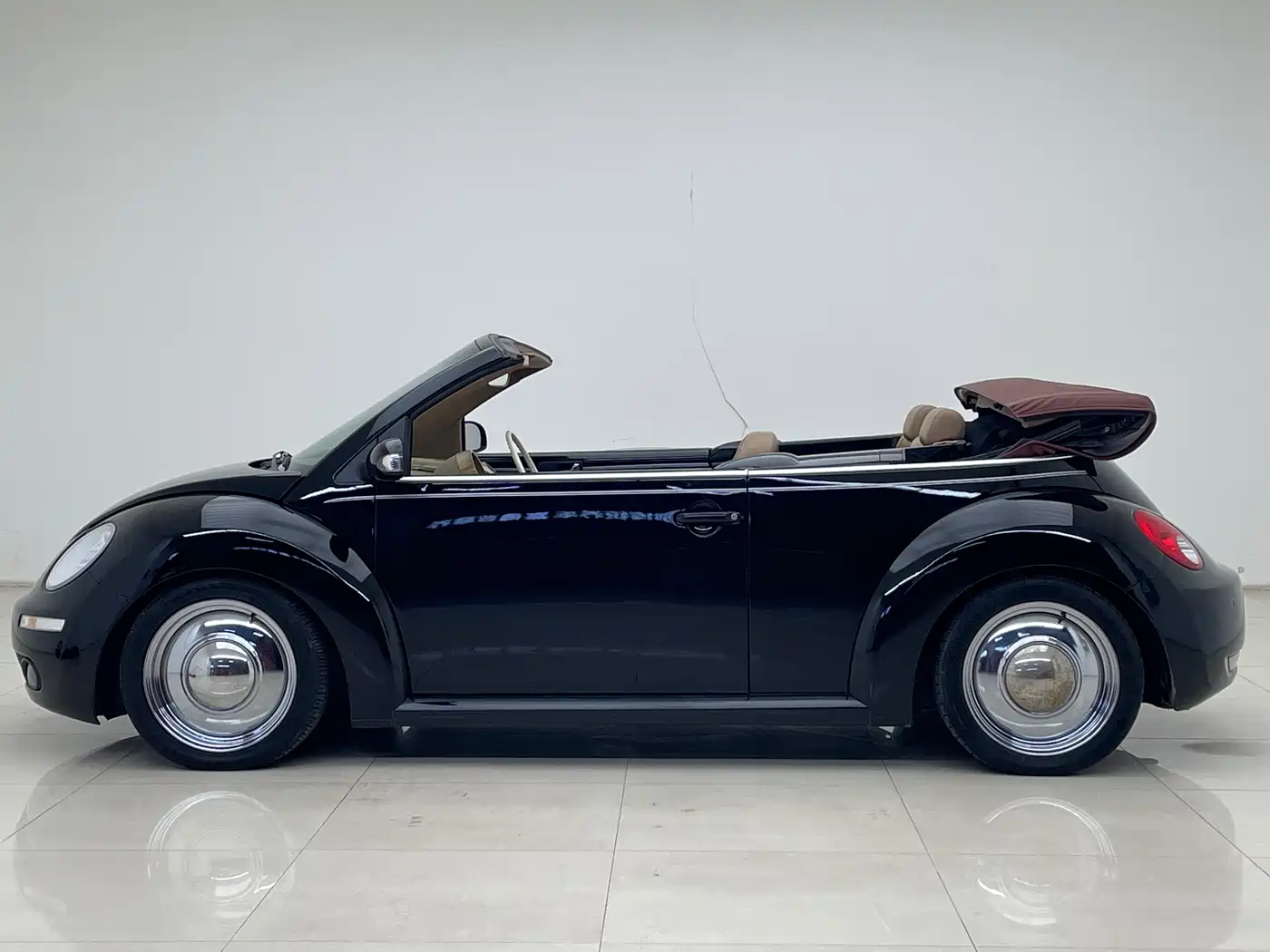 Volkswagen Beetle 2006 Model 2.0 Convertible Luxury Edition фото 7