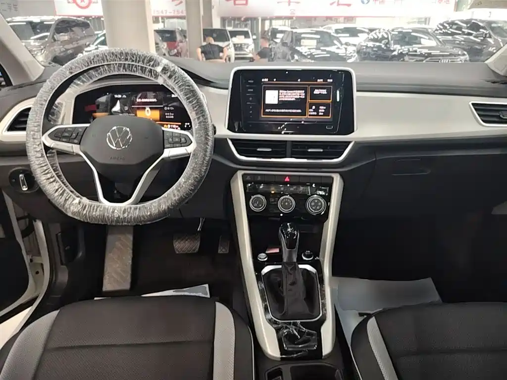 VOLKSWAGEN T-ROC EXPLORING SONGS