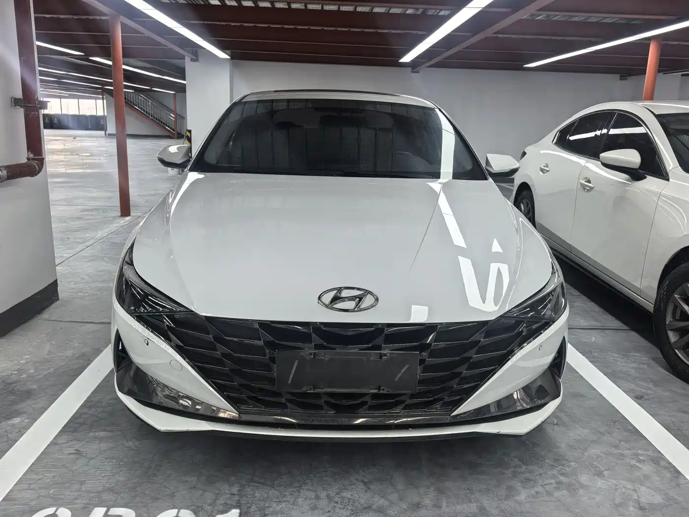 Hyundai Elantra 2022 1.5L CVT LUX Premium Edition фото 2