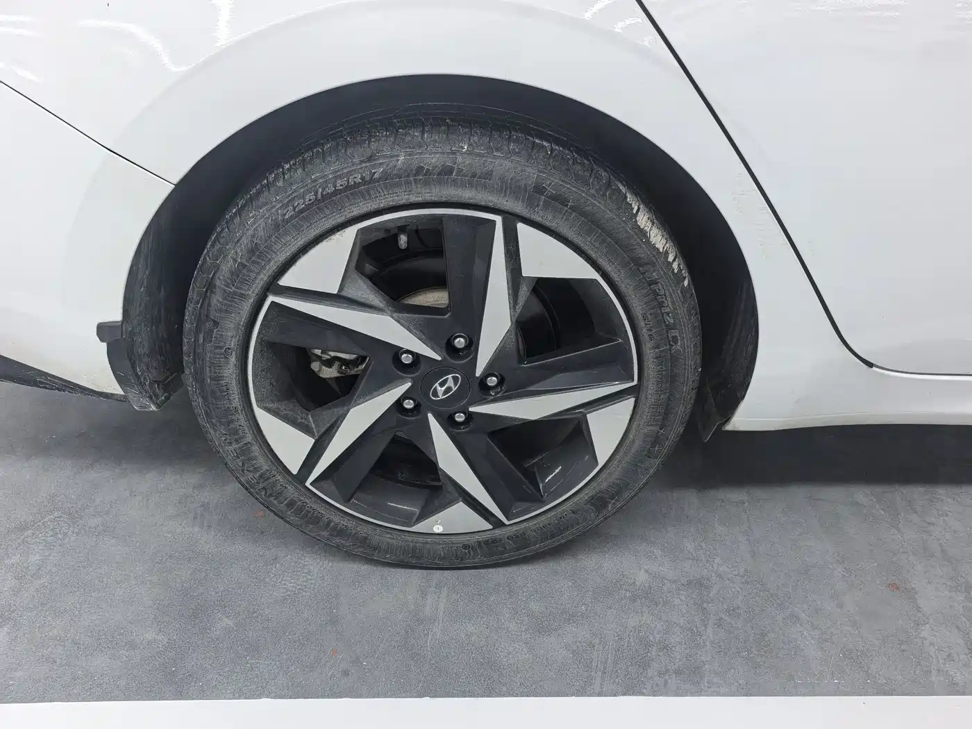 Hyundai Elantra 2022 1.5L CVT LUX Premium Edition фото 13