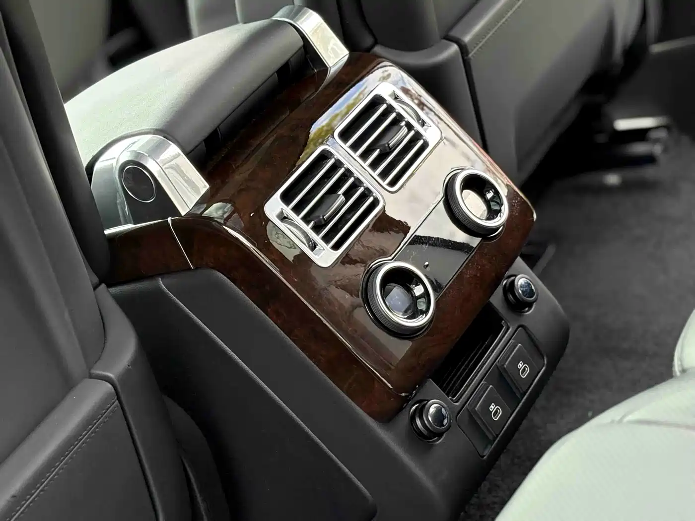 Land Rover Range Rover 2021 3.0 L6 Heritage Edition фото 10