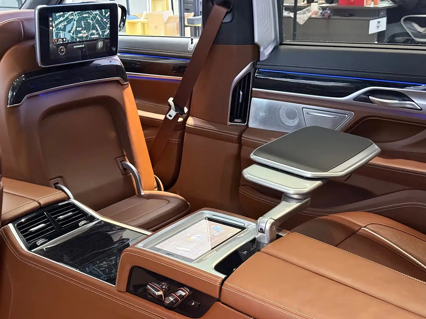 BMW 7 Series 2018 M760Li xDrive фото 12