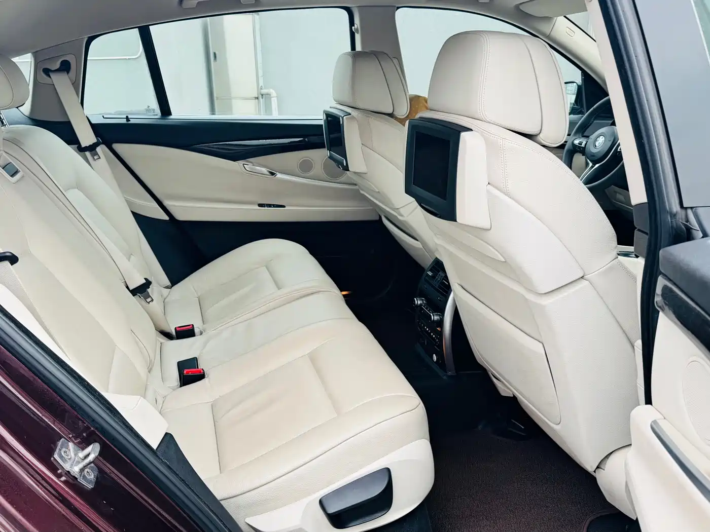 BMW 5 Series GT 2010 535i Leading Model фото 16