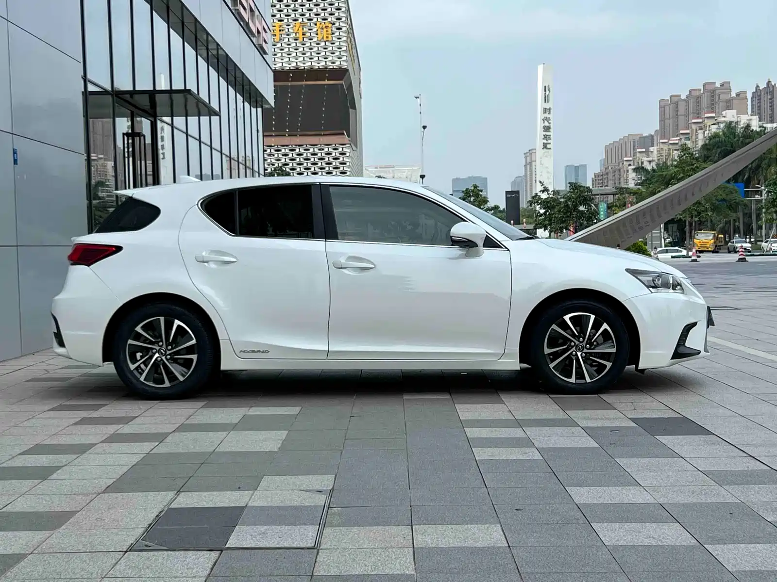 Фото 9 - Lexus CT