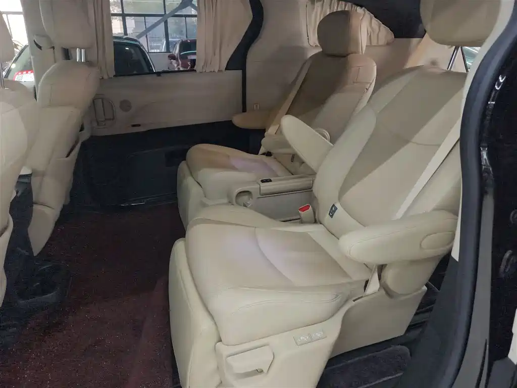 Toyota Sienna 2023 2.5L Hybrid Premium Edition фото 17