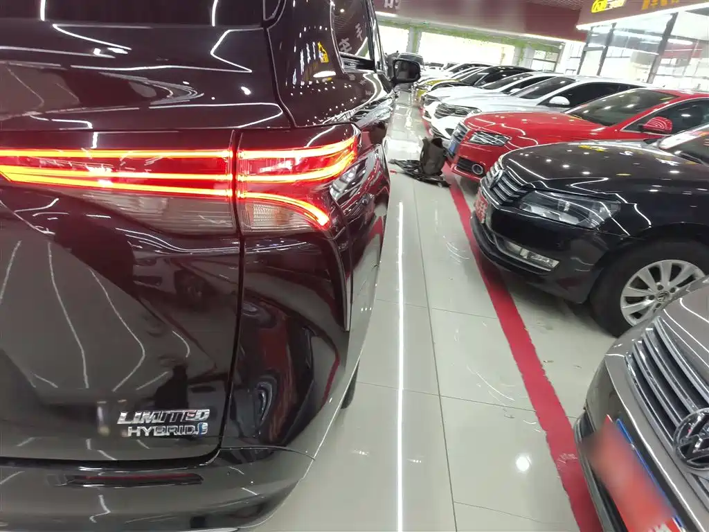 Toyota Sienna 2023 2.5L Hybrid Premium Edition фото 8