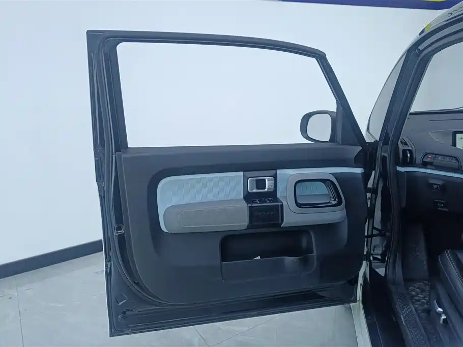 BAOJUN E300