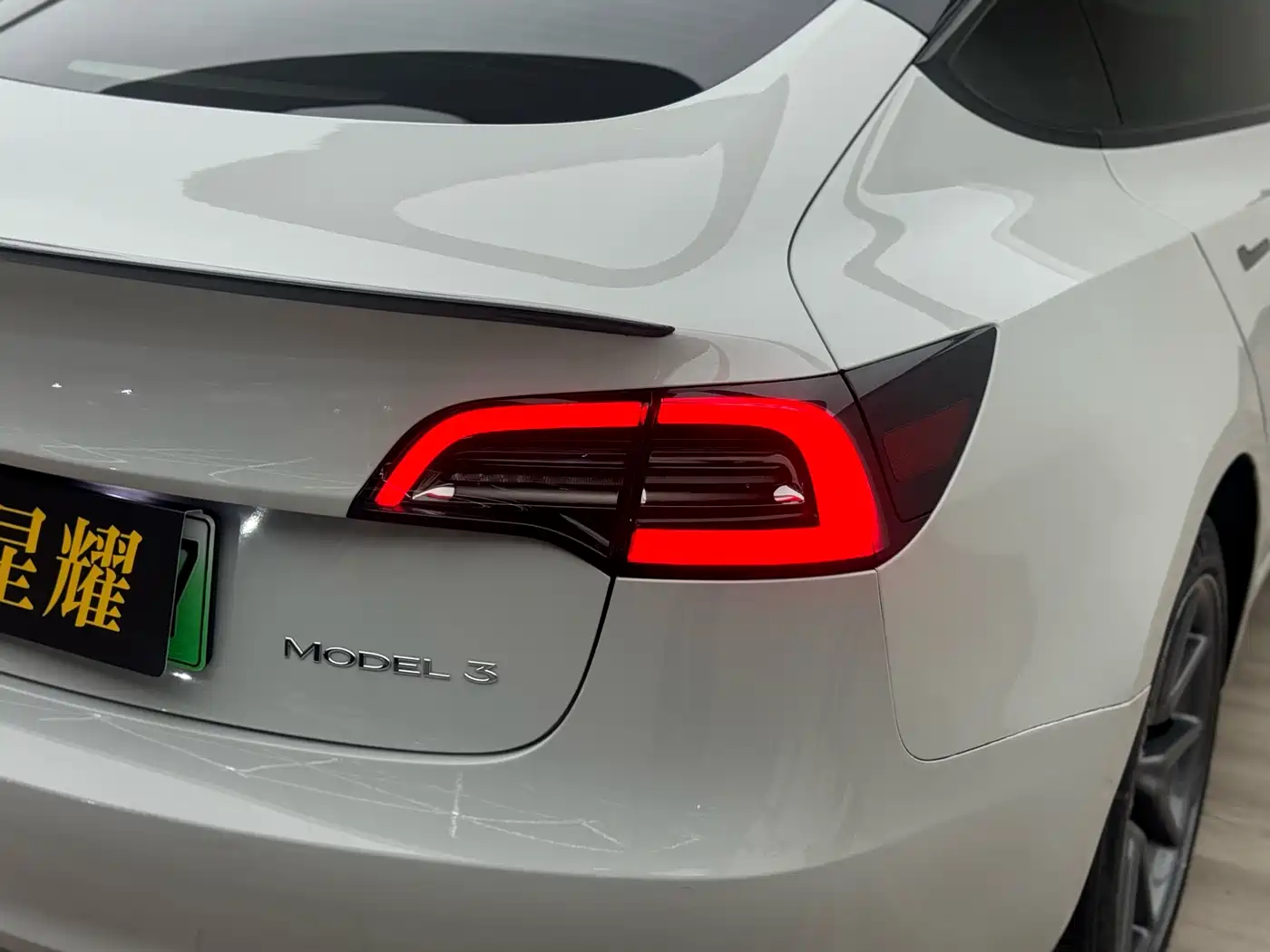 TESLA MODEL 3