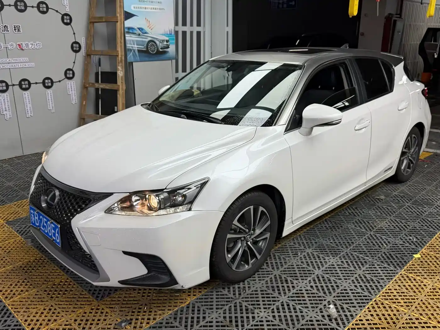 Lexus CT 2019 2017 CT200h Comfort Two-Tone China V