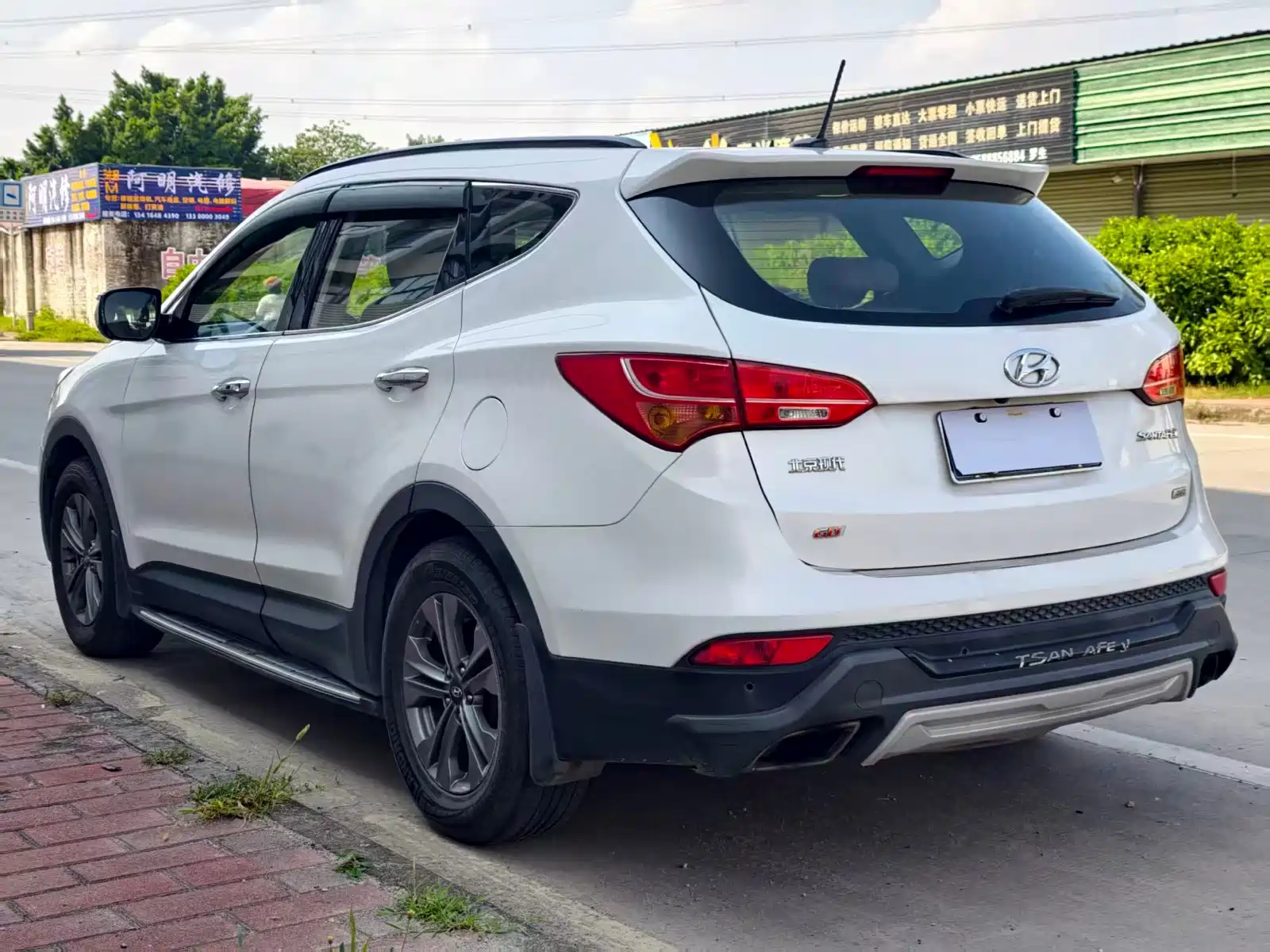 Photo 5 - Hyundai Santa Fe