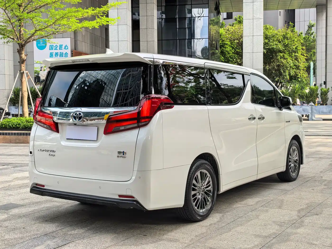 Toyota Alphard 2021 Hybrid 2.5L Premium фото 13