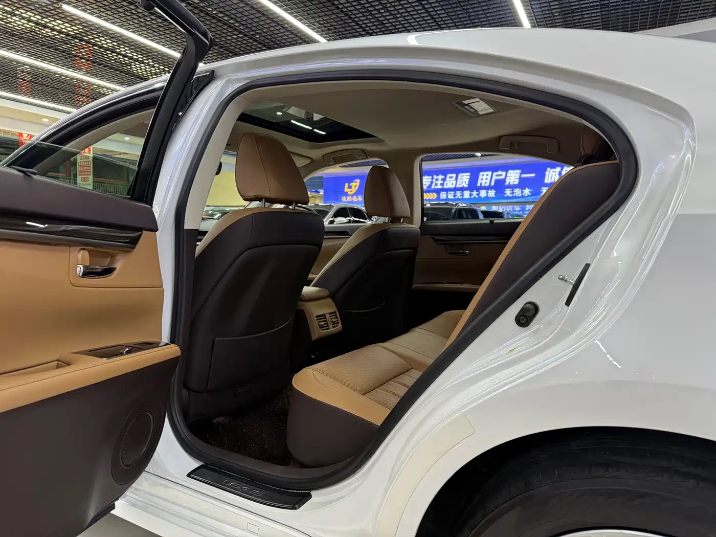 Lexus ES 2015 250 Elegance Edition фото 8
