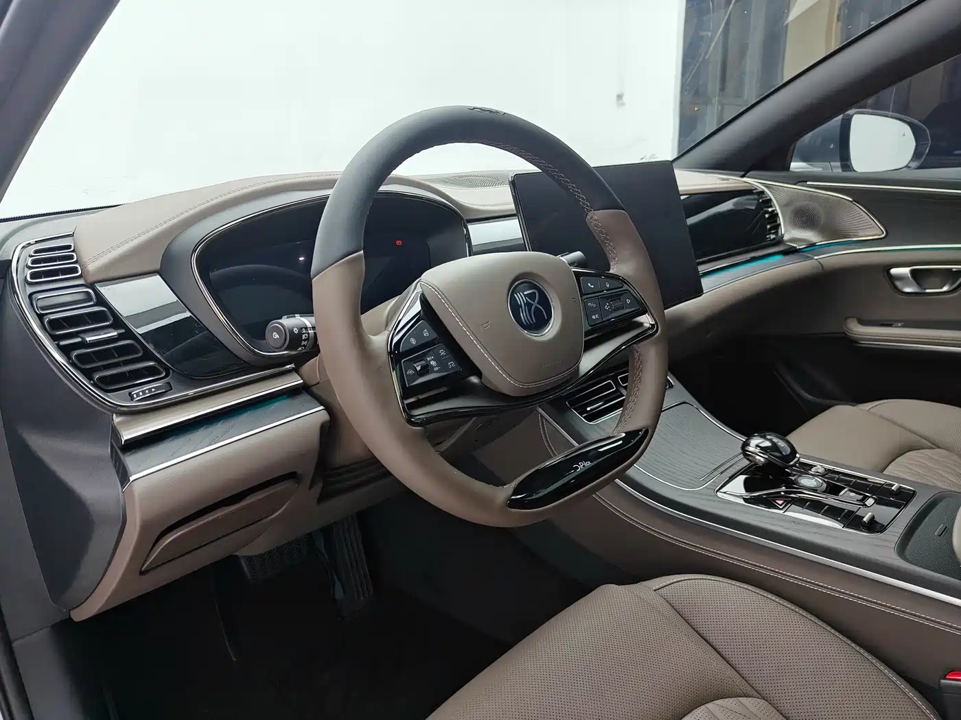 BYD Han 2024 Model DM-i Glory Edition 121KM Premium Type фото 19