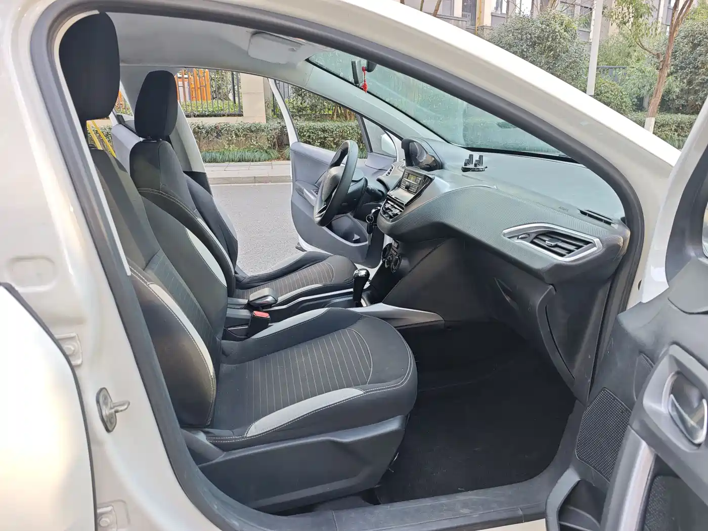 Peugeot 2008 2014 1.6L Automatic Trend Edition фото 15