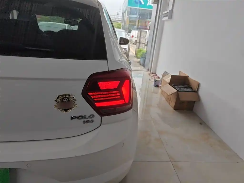 VOLKSWAGEN POLO