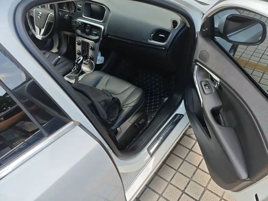 Volvo V40 2018 2018 T3 R-Design Edition