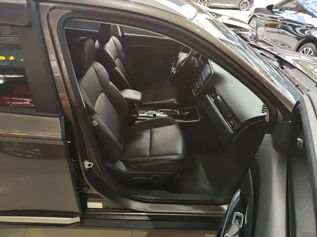 Photo 20 - Mitsubishi Outlander