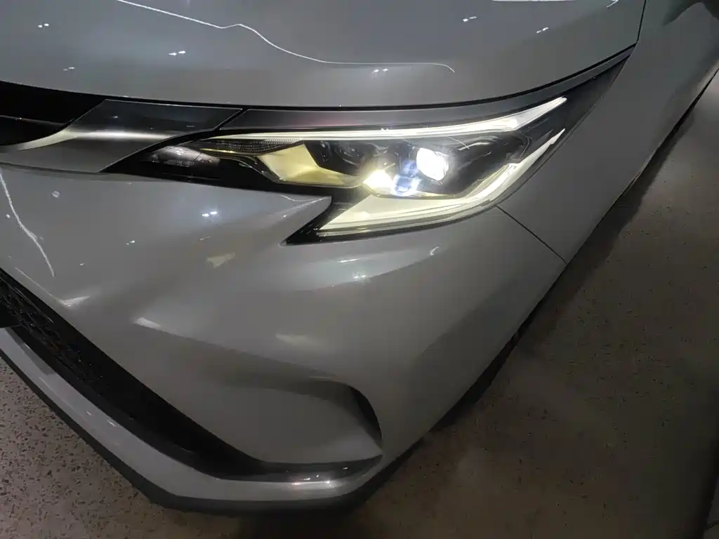 Фото 24 - Toyota Granvia