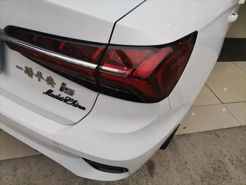 Фото 24 - Roewe i5