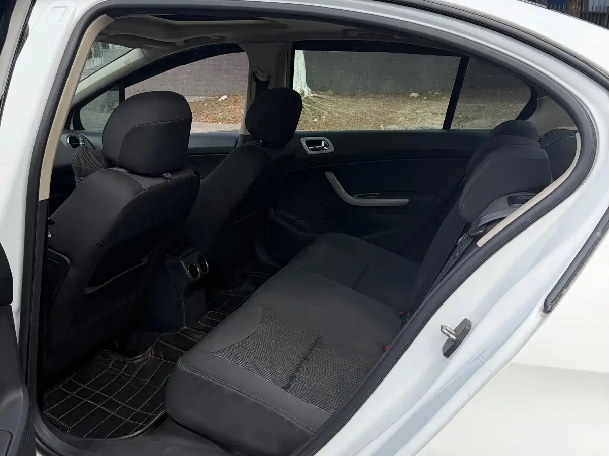 Peugeot 408 2012 2.0L Roland Garros Edition фото 10