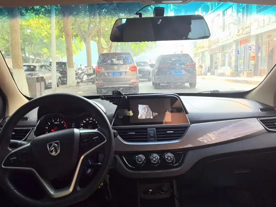 Baojun 310W 2018 2017 1.5L Manual Fashion Edition (China V)