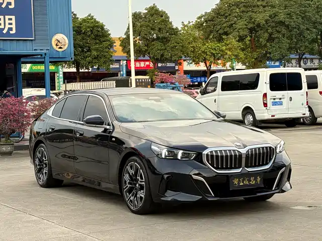 BMW 5 Series 2024 530Li Premium M Sport Package — фото 3