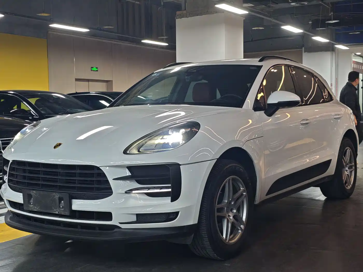 PORSCHE MACAN