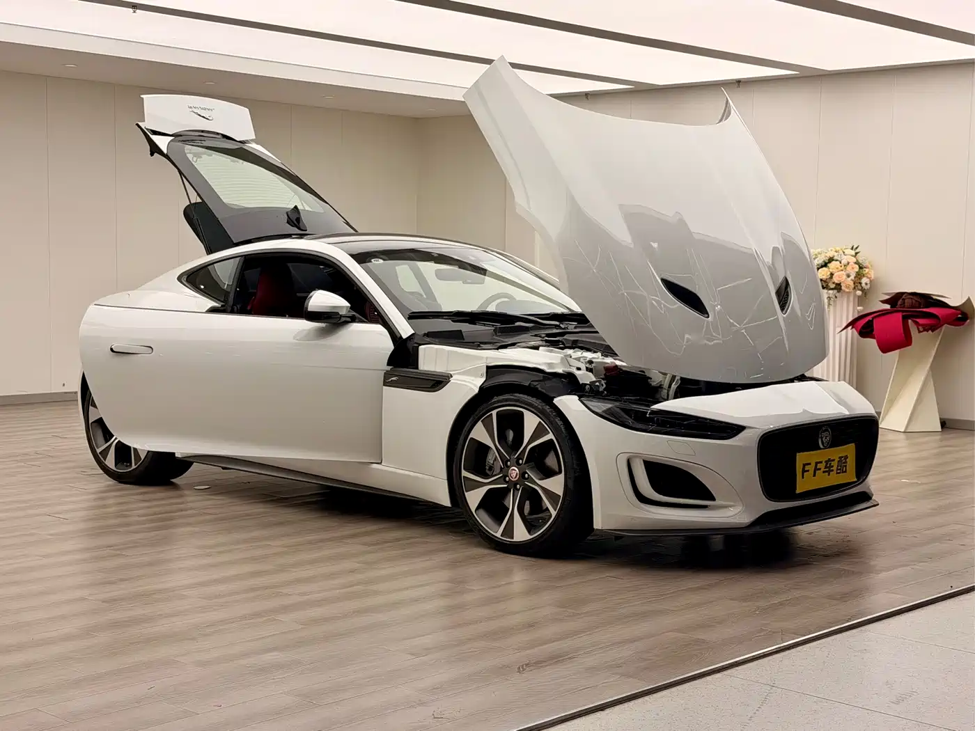 Jaguar F-TYPE 2022 P300 Hardtop R-DYNAMIC BLACK фото 6