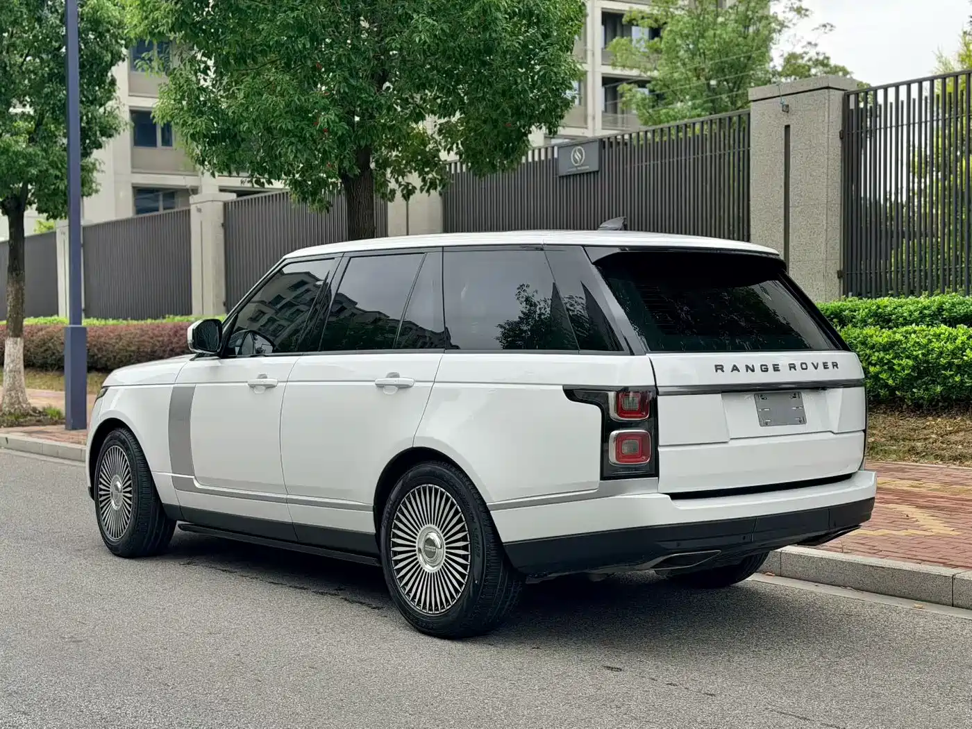 Land Rover Range Rover 2022 2022 3.0 L6 360PS Golden Age Edition