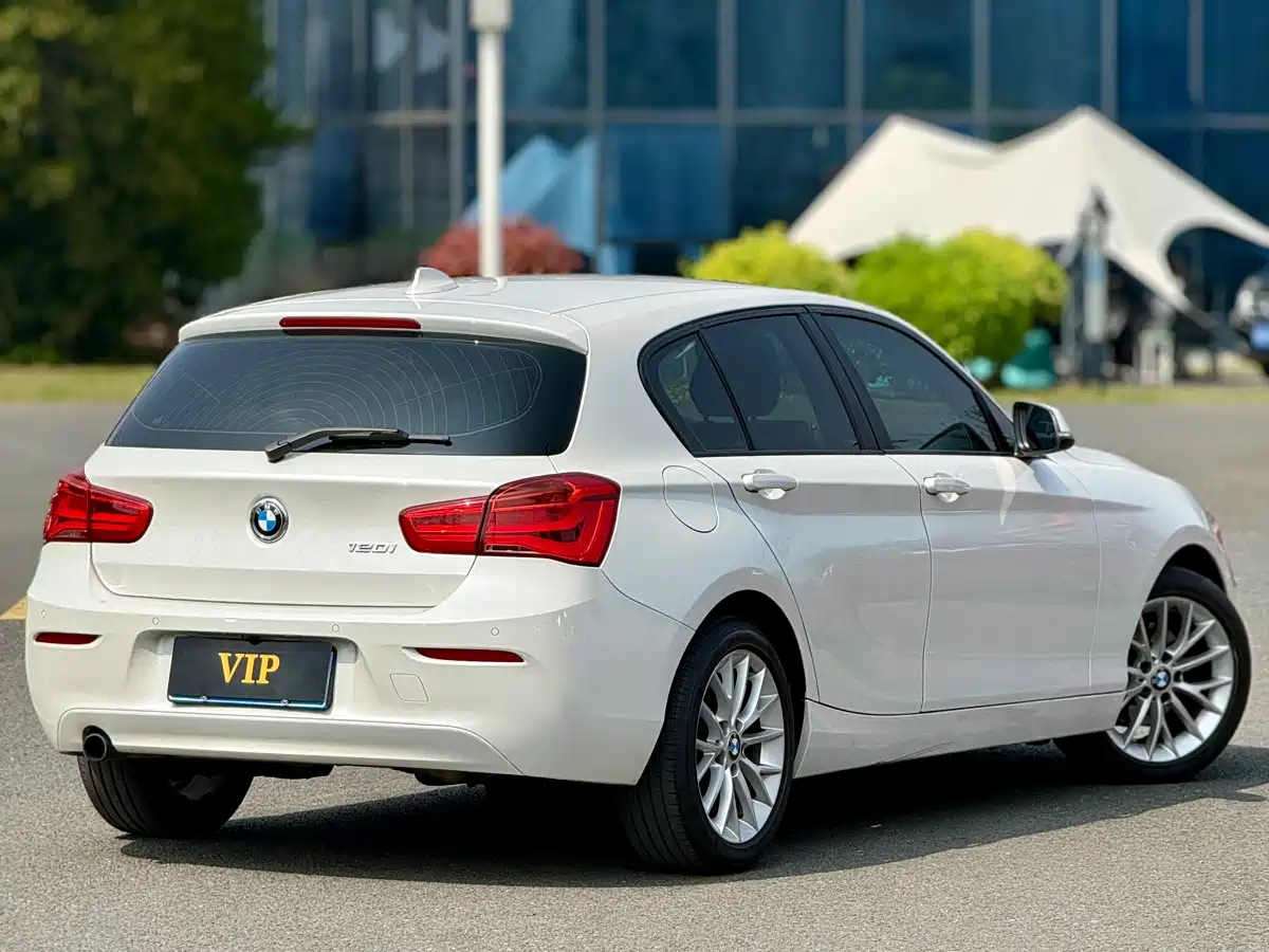 BMW 1 Series (Import) 2015 120i Leading фото 5