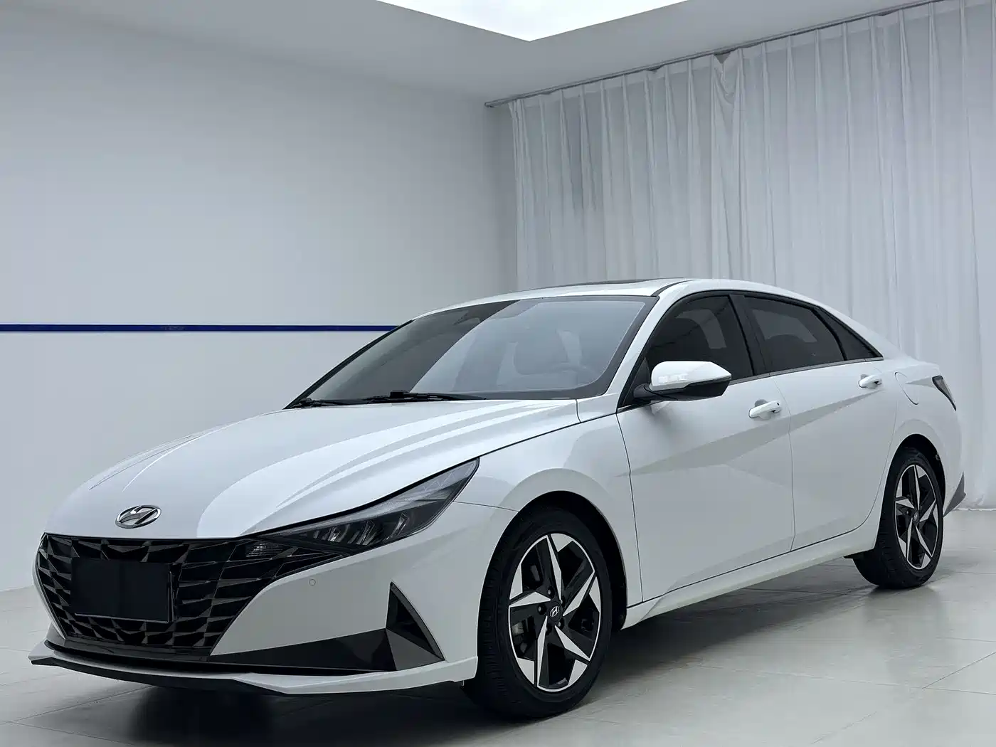 Hyundai Elantra 2021 1.5L CVT LUX Premium Edition