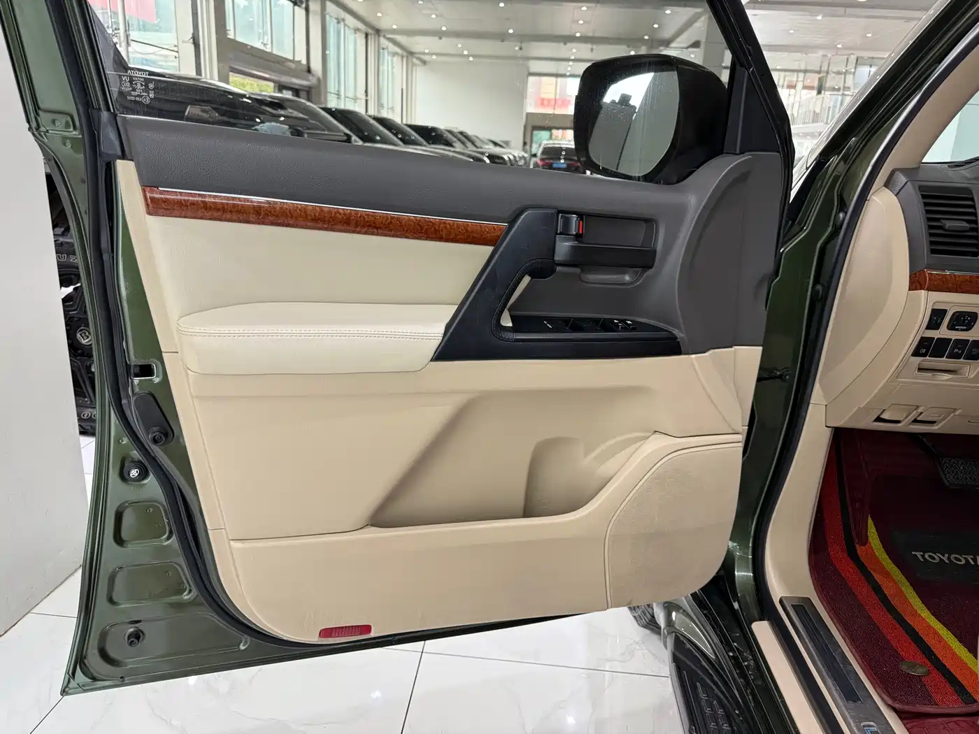 Toyota Land Cruiser (Import) 2015 4.0L V6 Middle East Limited Edition фото 4