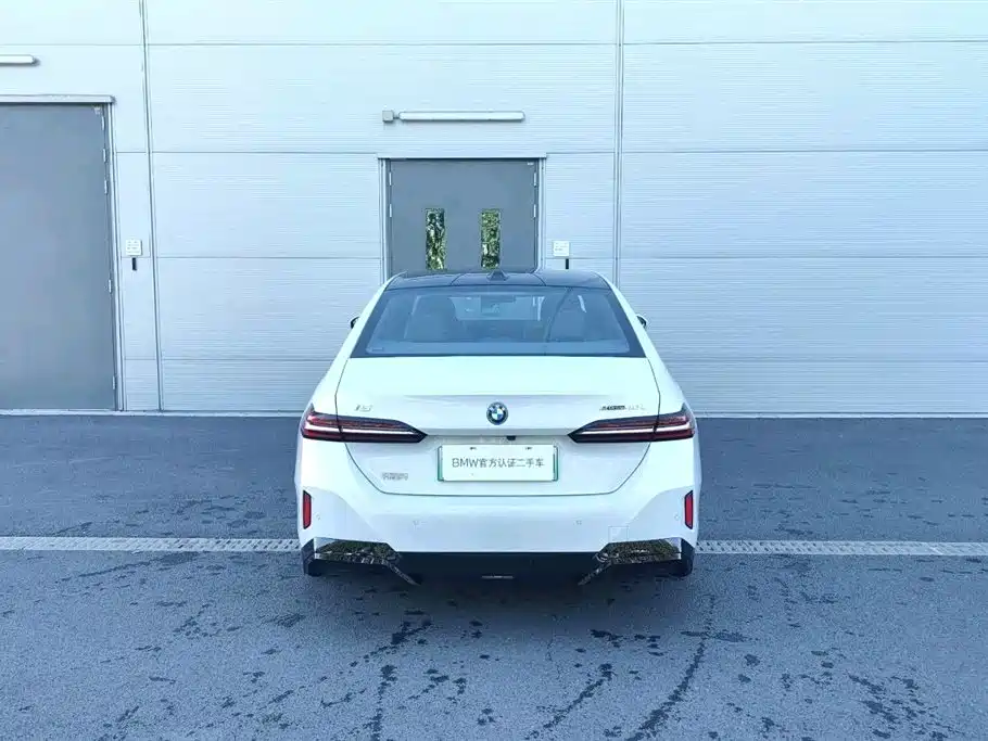 صورة 5 - BMW i5