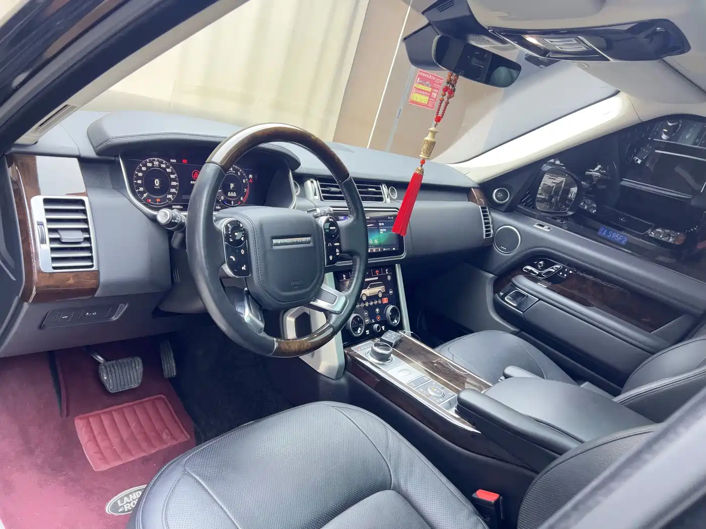 Land Rover Range Rover 2020 3.0 L6 Heritage Extended Edition фото 8