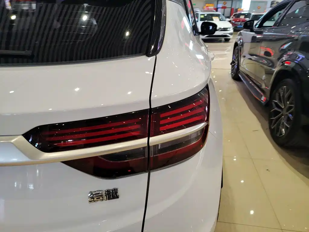 Фото 8 - Geely Coolray