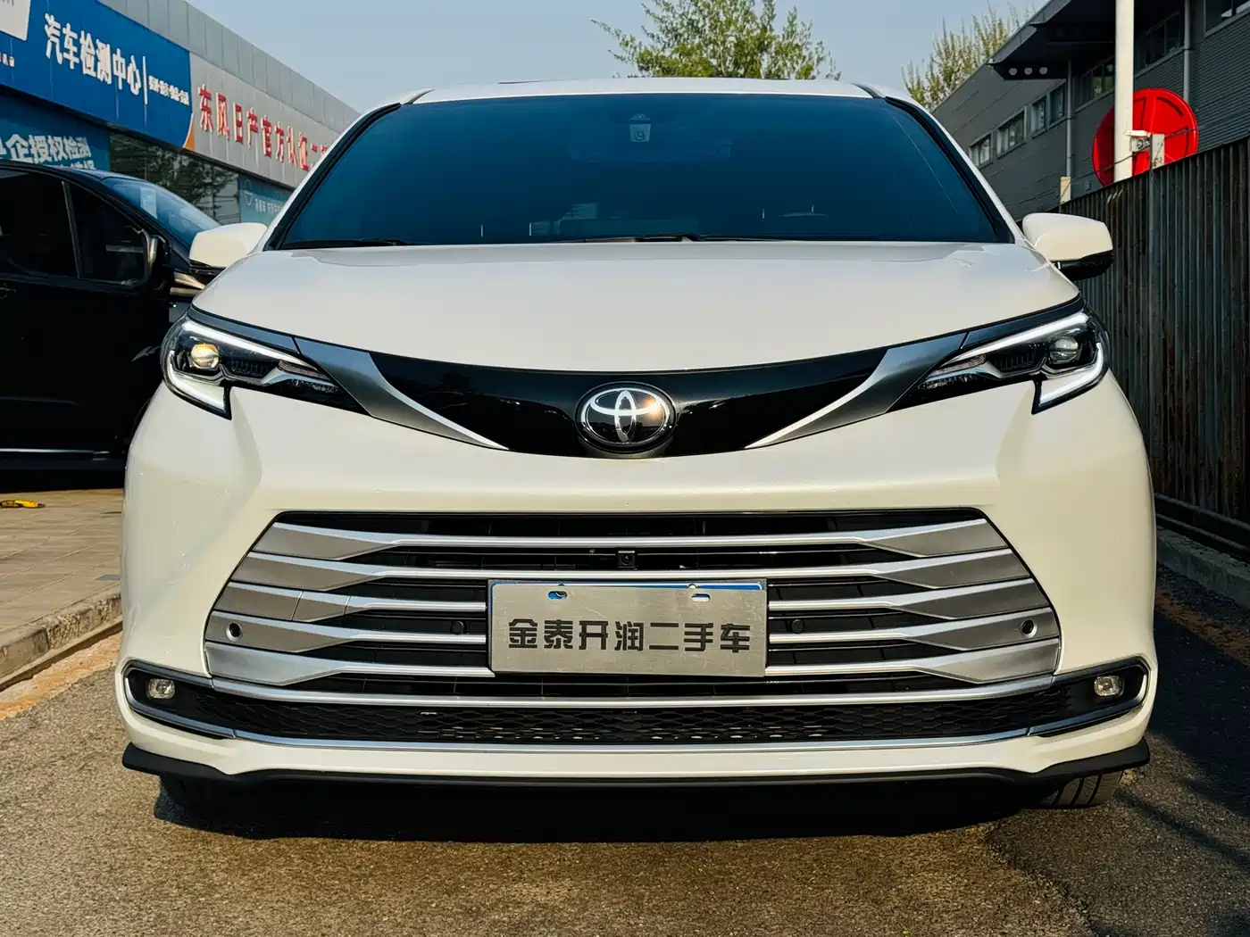 Toyota Sienna 2024 2.5L Hybrid 4WD Premium Edition фото 2