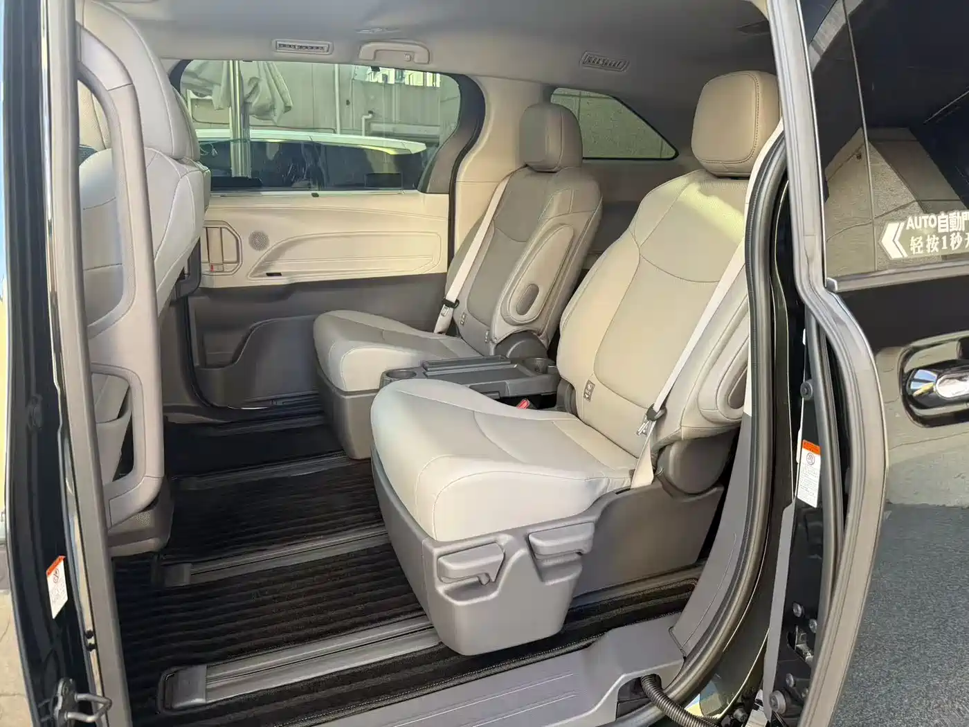 Toyota Granvia 2024 2.5L Hybrid Comfort фото 10