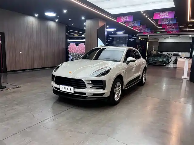 PORSCHE MACAN