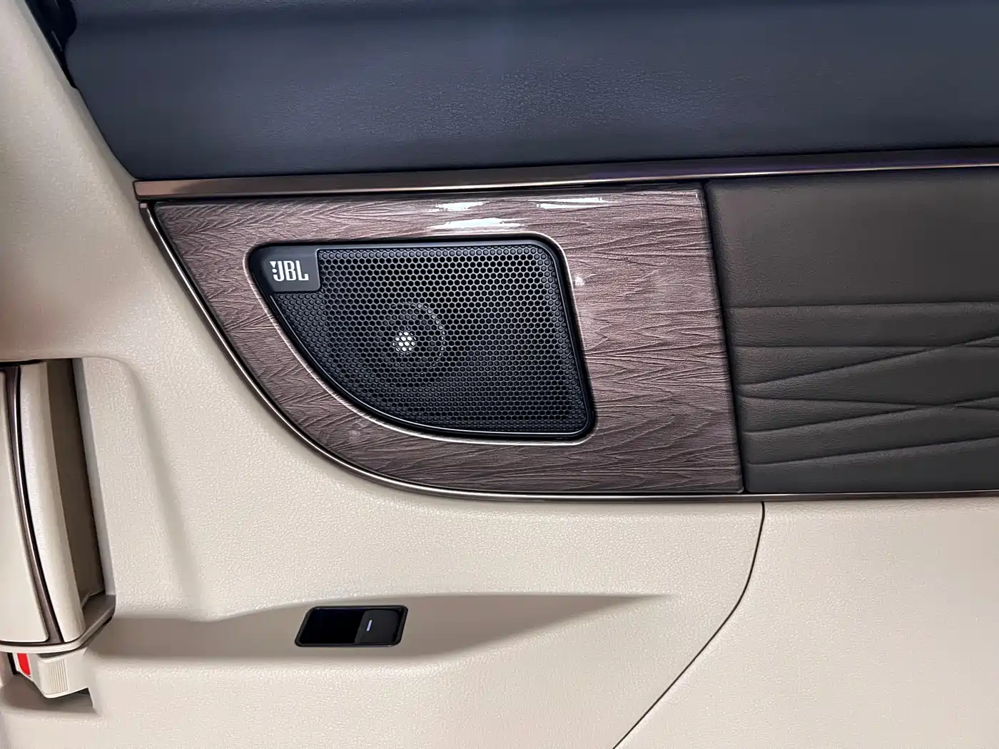 Toyota Vellfire 2024 Crown Hybrid 2.5L Executive Premium Edition фото 29